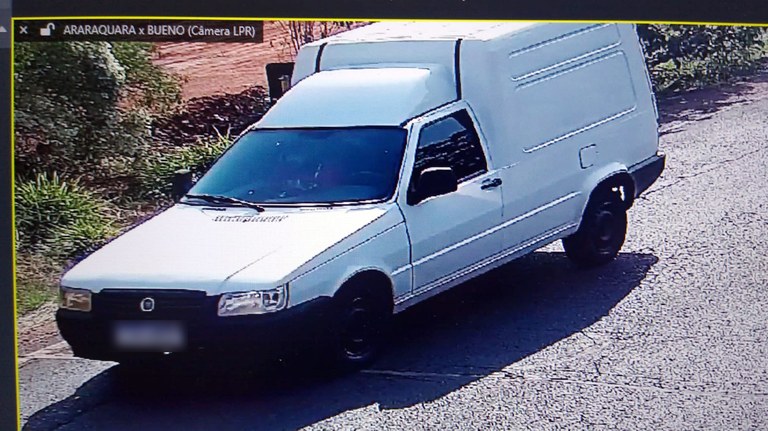 Foto 2 de 4 — Homem quebra radar a pauladas em Araraquara e é identificado pela prefeitura